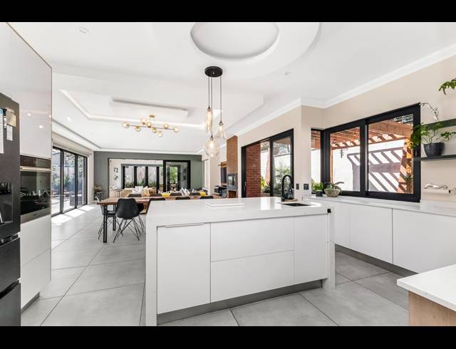 4 BEDROOM HOUSE FOR SALE IN HELDERFONTEIN ESTATE